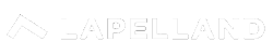 Weißes Logo: Schräger Chevron links neben "LAPELLAND" in Großbuchstaben, Hintergrund hell. Lapelland Saunawelt.